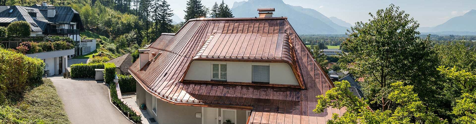 Kupferdach von Einfamilienhaus in Salzburg von Dachdecker und Spengler Perwein